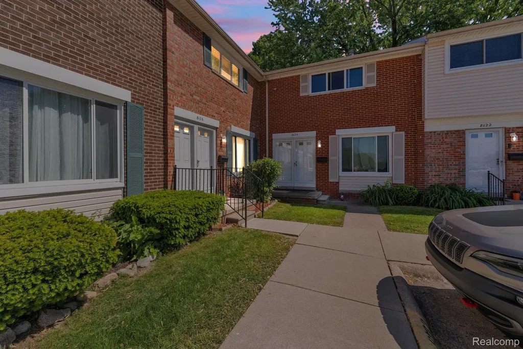8126 Farnum Avenue Warren City MI 48093