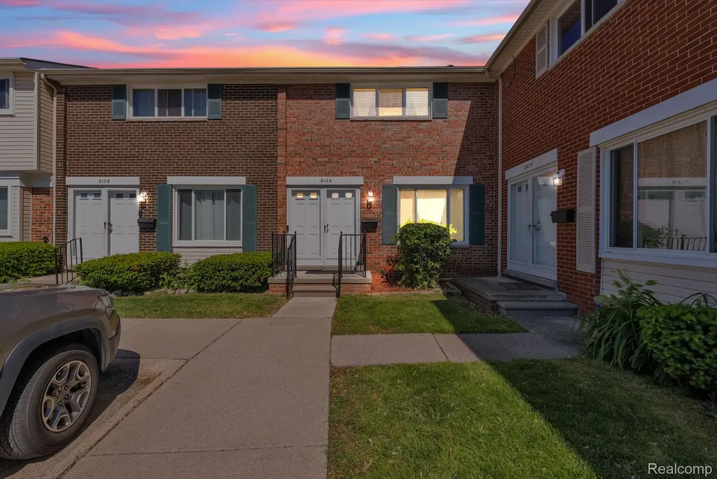 8126 Farnum Avenue Warren City MI 48093