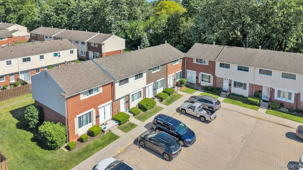 8126 Farnum Avenue Warren City MI 48093
