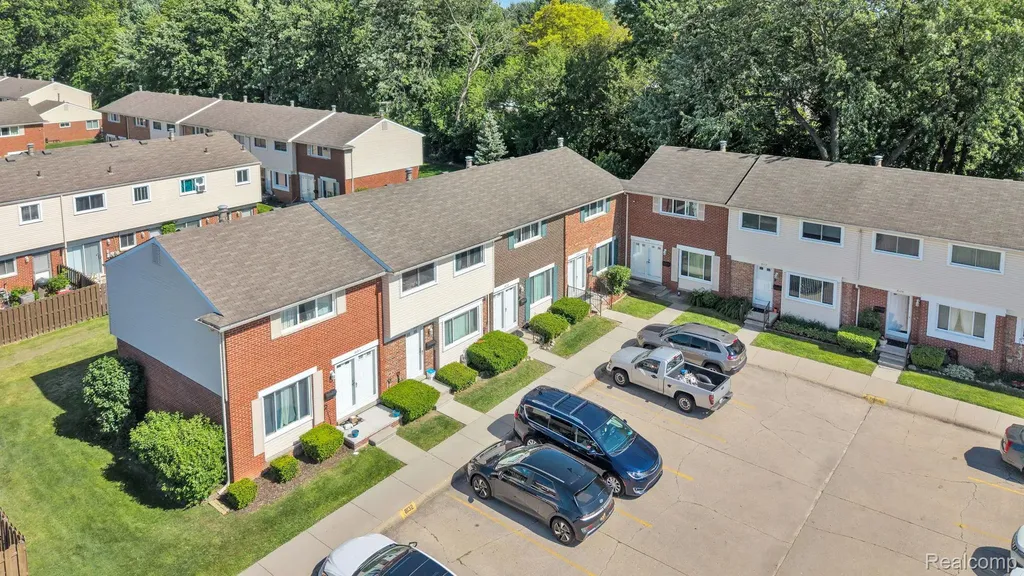 8126 Farnum Avenue Warren City MI 48093