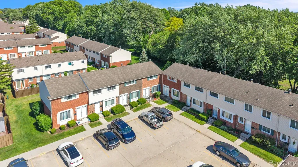 8126 Farnum Avenue Warren City MI 48093