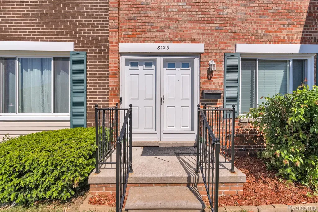 8126 Farnum Avenue Warren City MI 48093