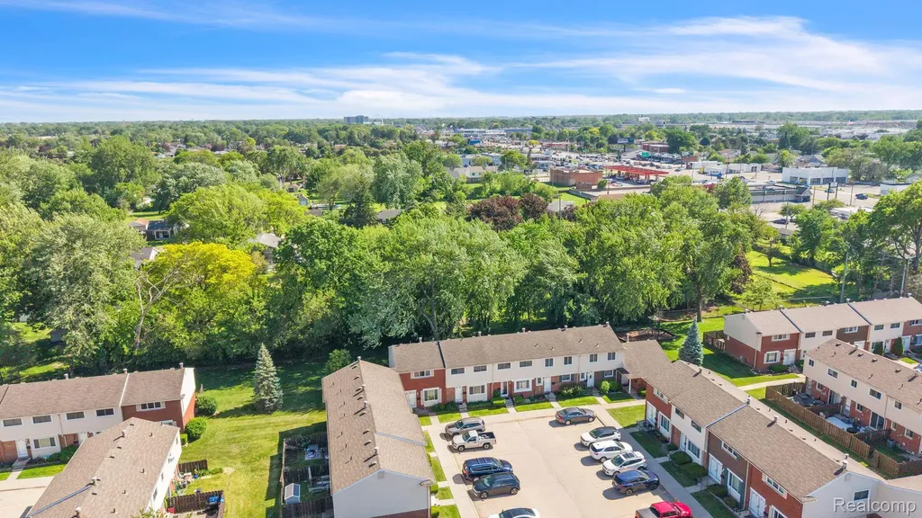 8126 Farnum Avenue Warren City MI 48093