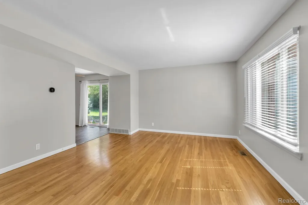 8126 Farnum Avenue Warren City MI 48093