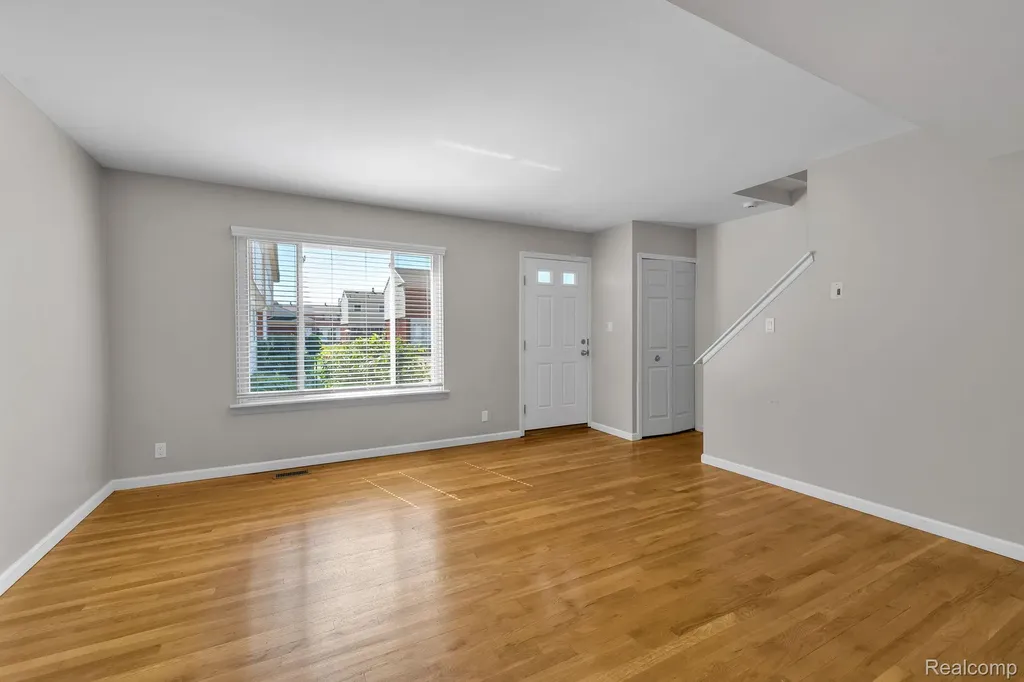 8126 Farnum Avenue Warren City MI 48093