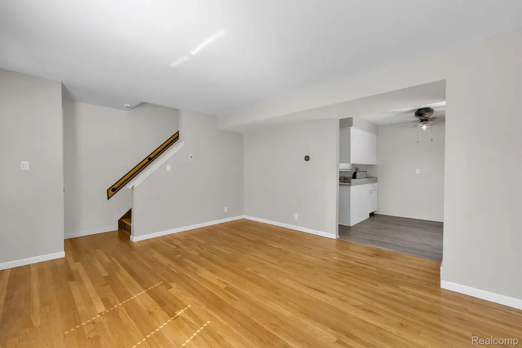 8126 Farnum Avenue Warren City MI 48093