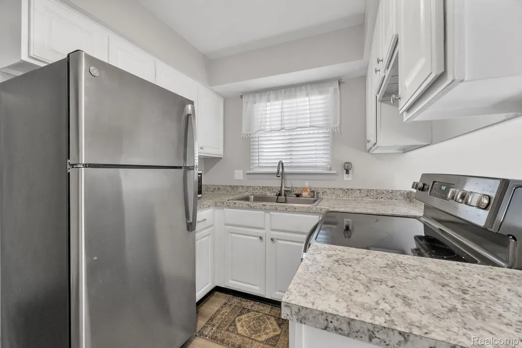 8126 Farnum Avenue Warren City MI 48093