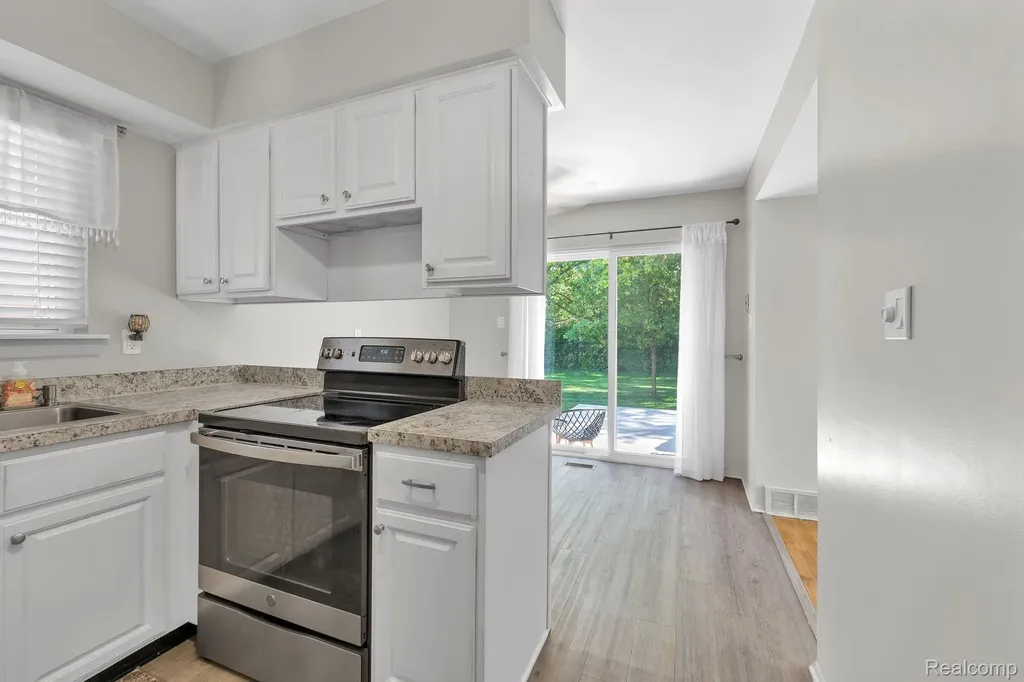 8126 Farnum Avenue Warren City MI 48093