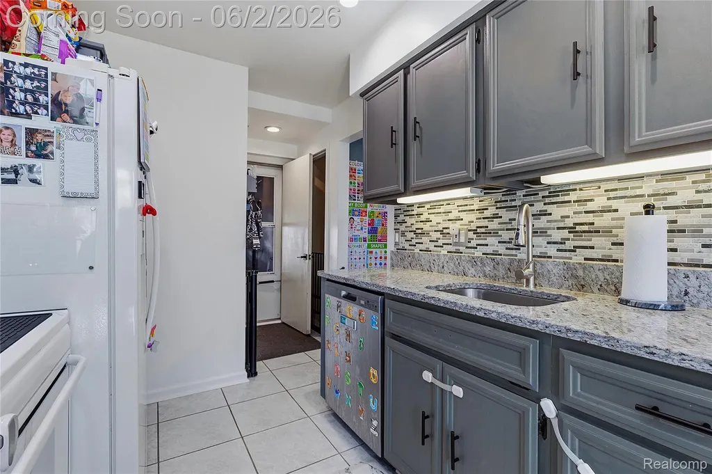 15794 Charleston Drive Clinton Charter Township MI 48038
