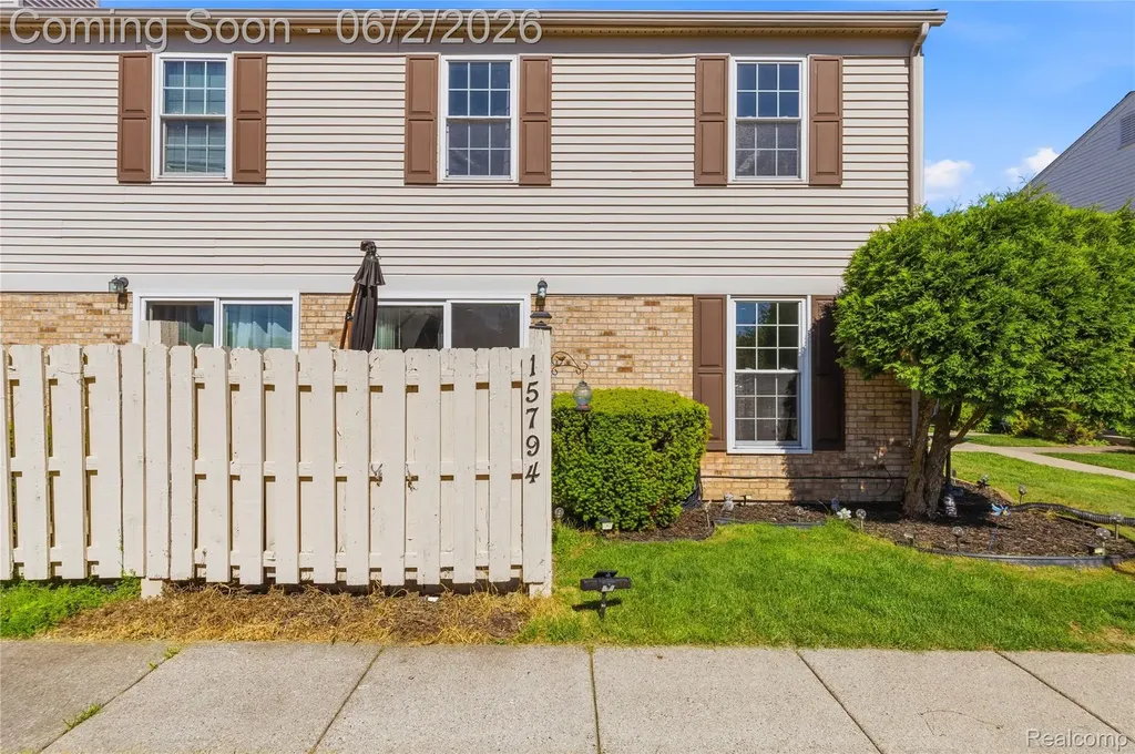 15794 Charleston Drive Clinton Charter Township MI 48038