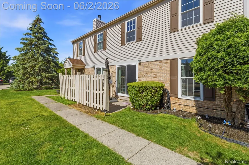 15794 Charleston Drive Clinton Charter Township MI 48038