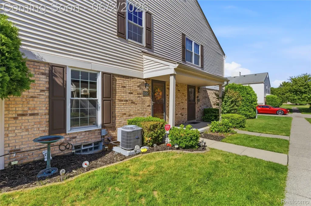 15794 Charleston Drive Clinton Charter Township MI 48038