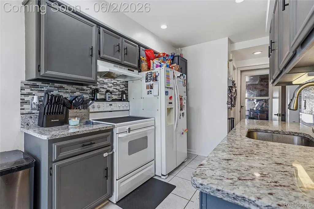 15794 Charleston Drive Clinton Charter Township MI 48038