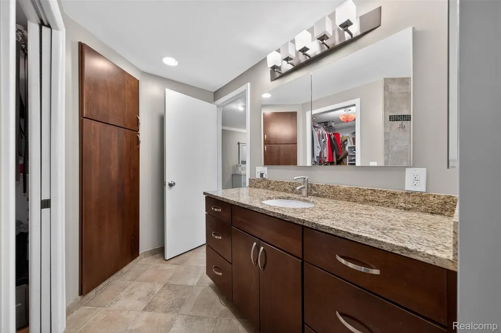 34262 Commons Drive Farmington Hills City MI 48331