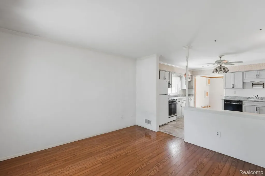 24254 Eleanor Avenue Warren City MI 48089