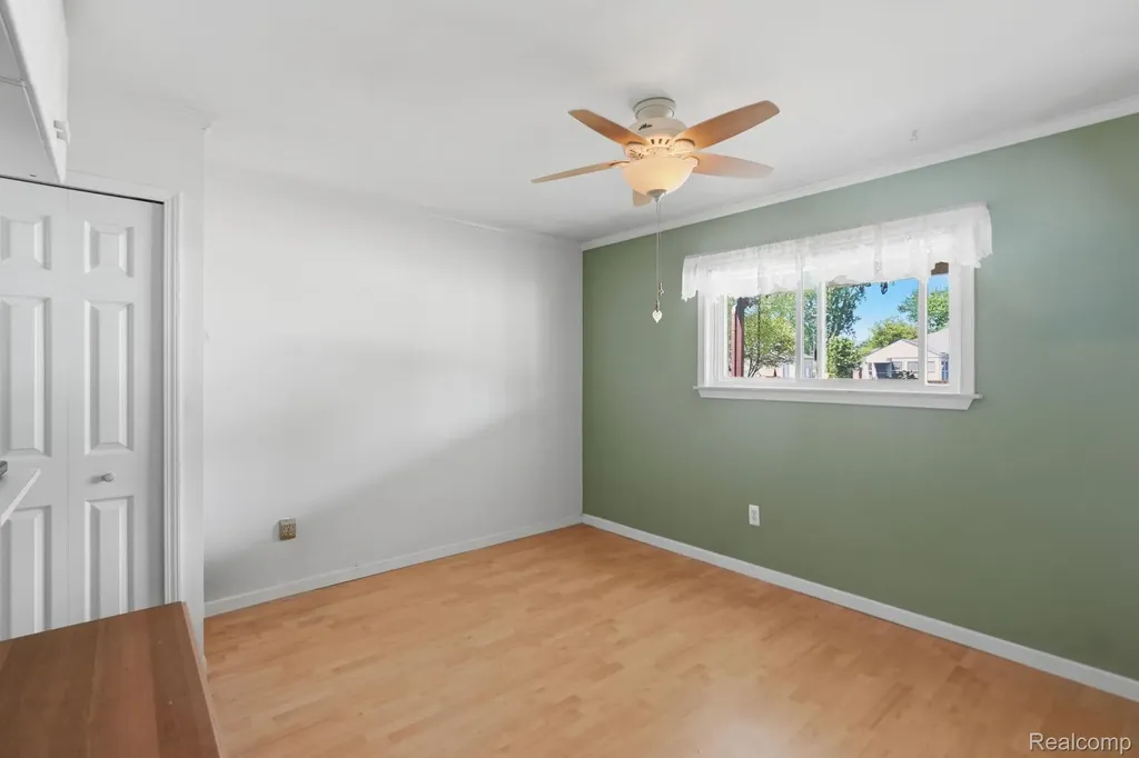 24254 Eleanor Avenue Warren City MI 48089