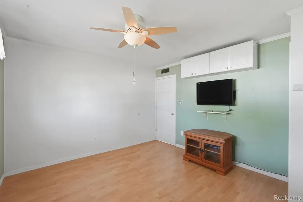 24254 Eleanor Avenue Warren City MI 48089