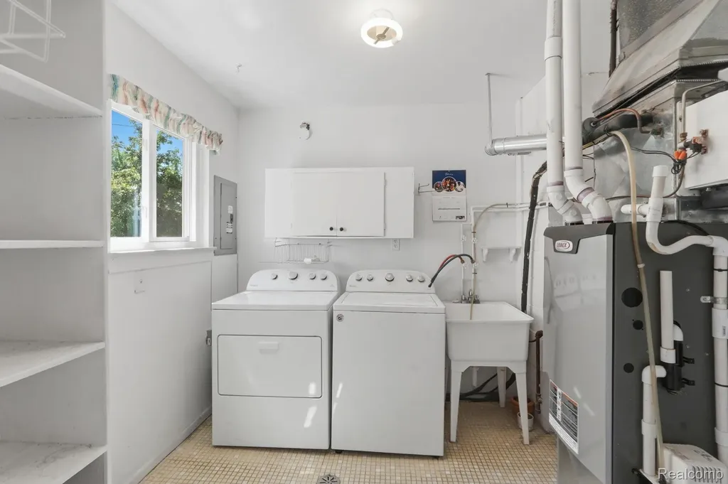 24254 Eleanor Avenue Warren City MI 48089
