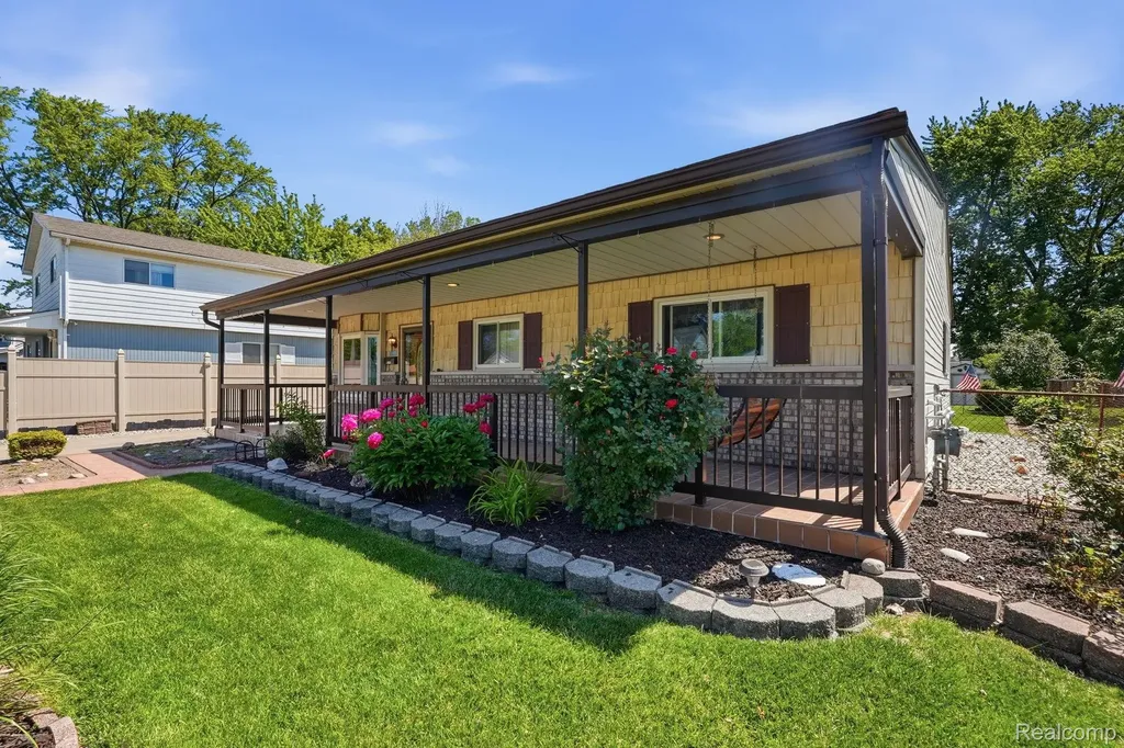 24254 Eleanor Avenue Warren City MI 48089
