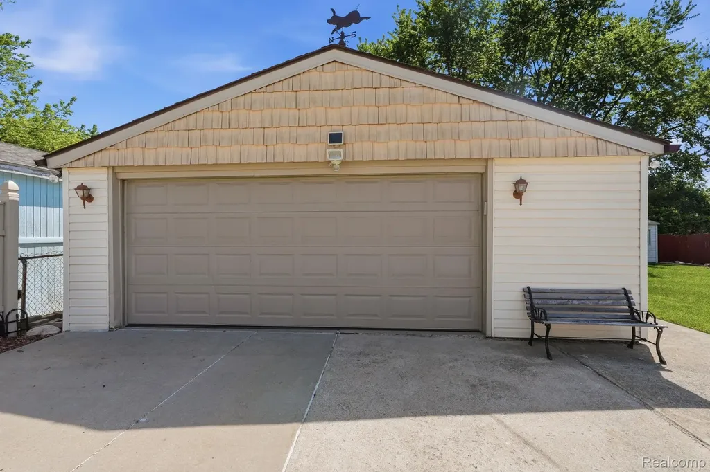 24254 Eleanor Avenue Warren City MI 48089