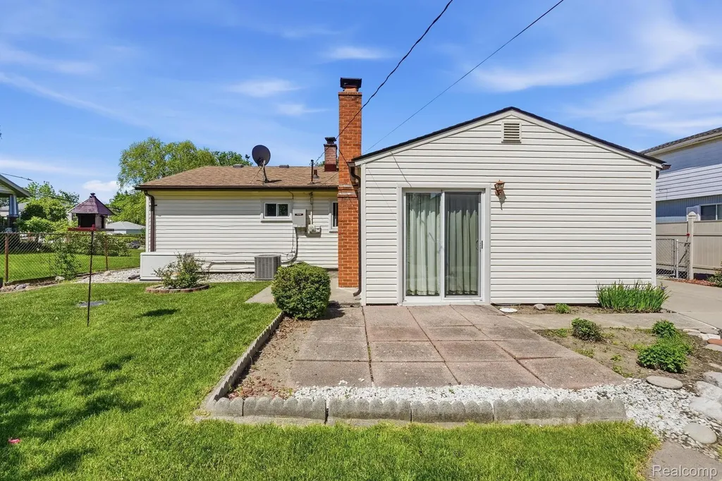 24254 Eleanor Avenue Warren City MI 48089