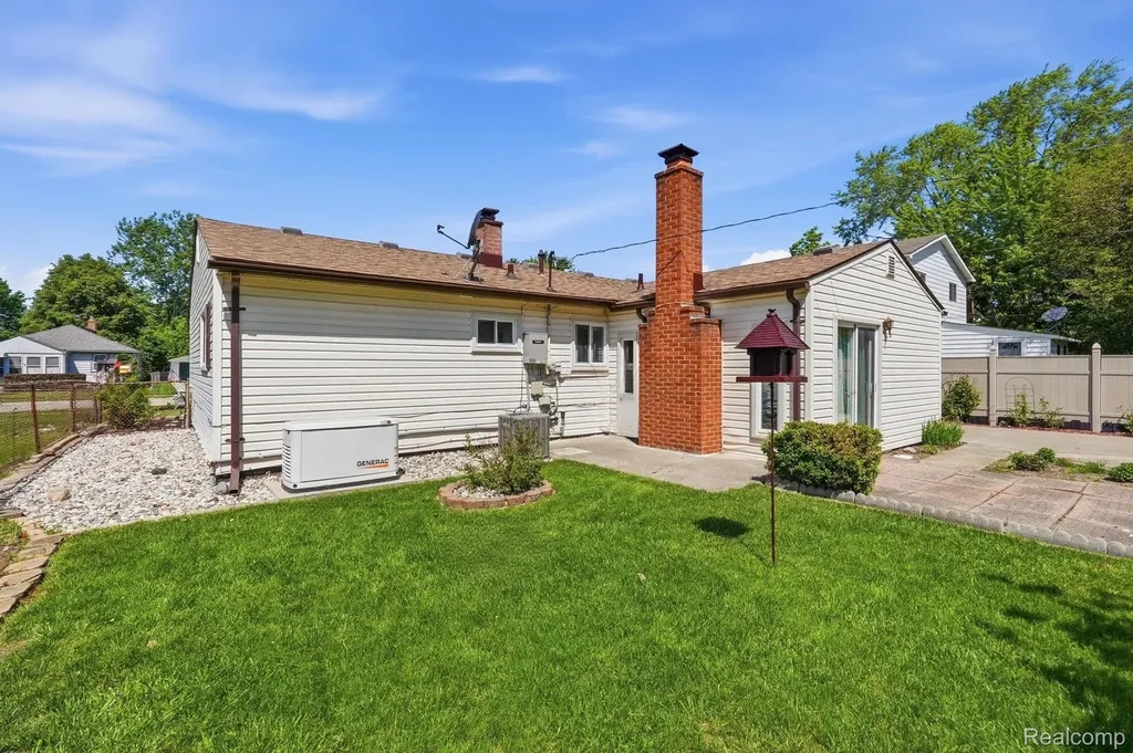 24254 Eleanor Avenue Warren City MI 48089