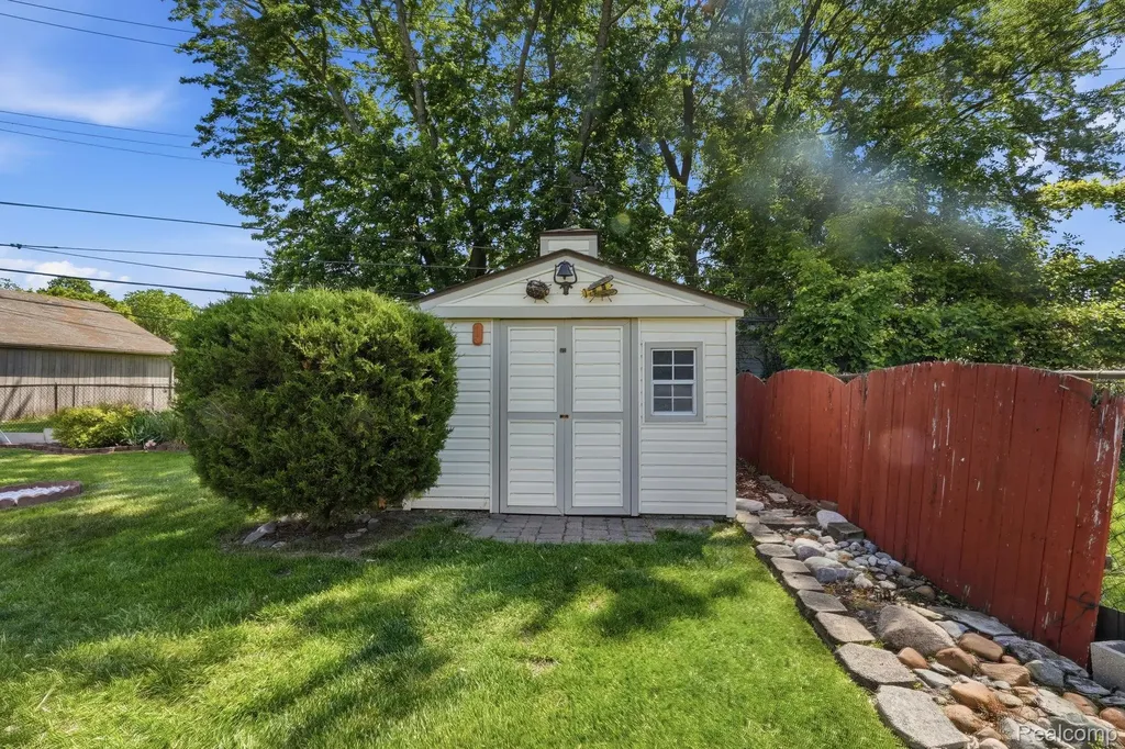 24254 Eleanor Avenue Warren City MI 48089