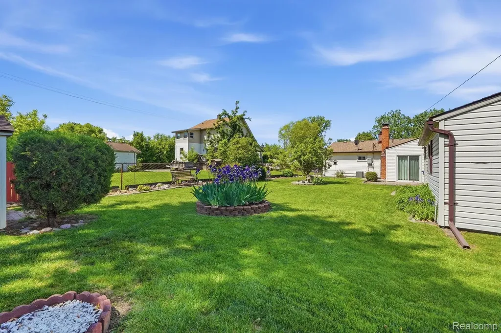 24254 Eleanor Avenue Warren City MI 48089