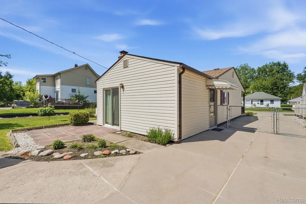 24254 Eleanor Avenue Warren City MI 48089
