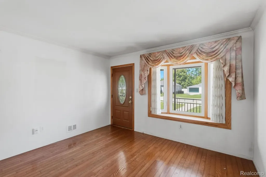 24254 Eleanor Avenue Warren City MI 48089