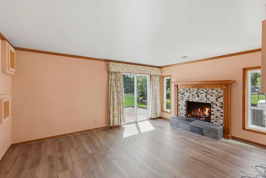 24254 Eleanor Avenue Warren City MI 48089