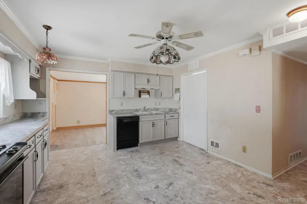 24254 Eleanor Avenue Warren City MI 48089