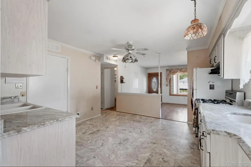 24254 Eleanor Avenue Warren City MI 48089