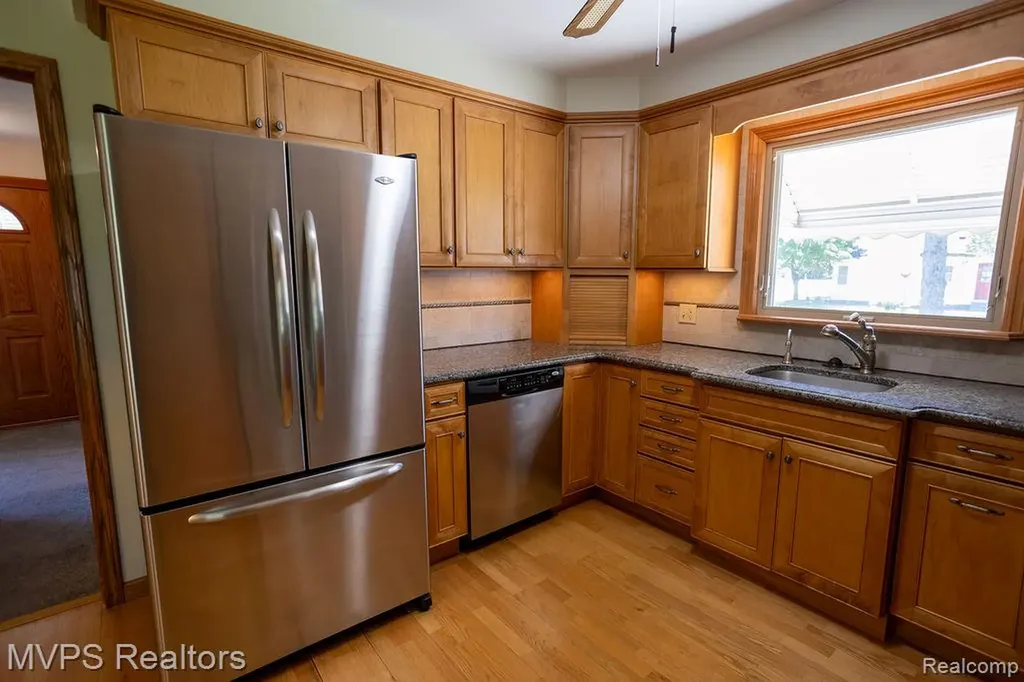 33033 Edgegrove Fraser City MI 48026