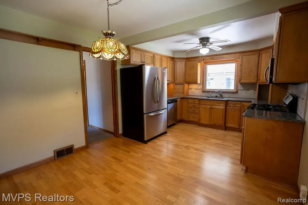33033 Edgegrove Fraser City MI 48026