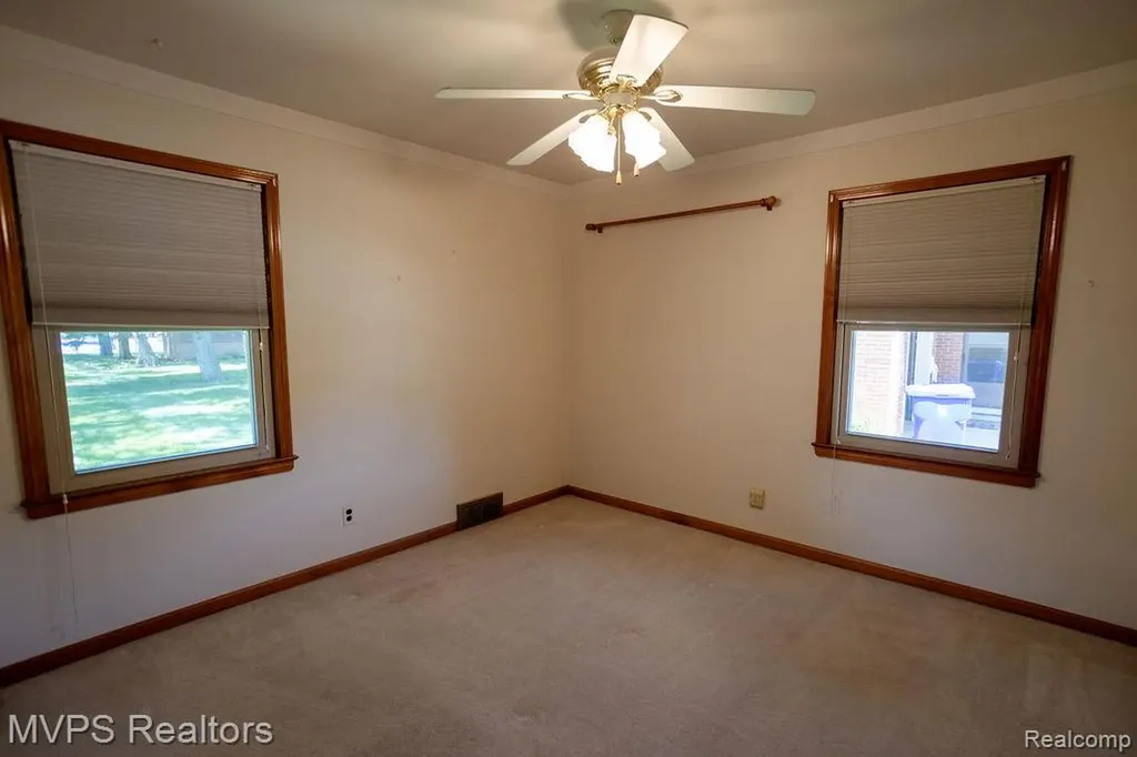 33033 Edgegrove Fraser City MI 48026