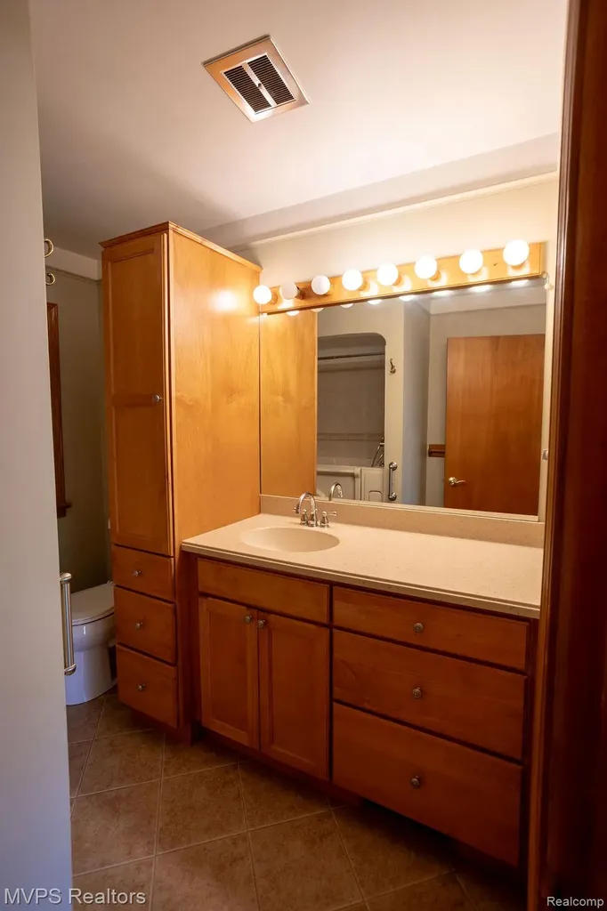 33033 Edgegrove Fraser City MI 48026