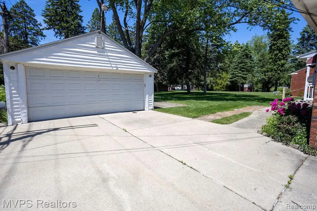 33033 Edgegrove Fraser City MI 48026