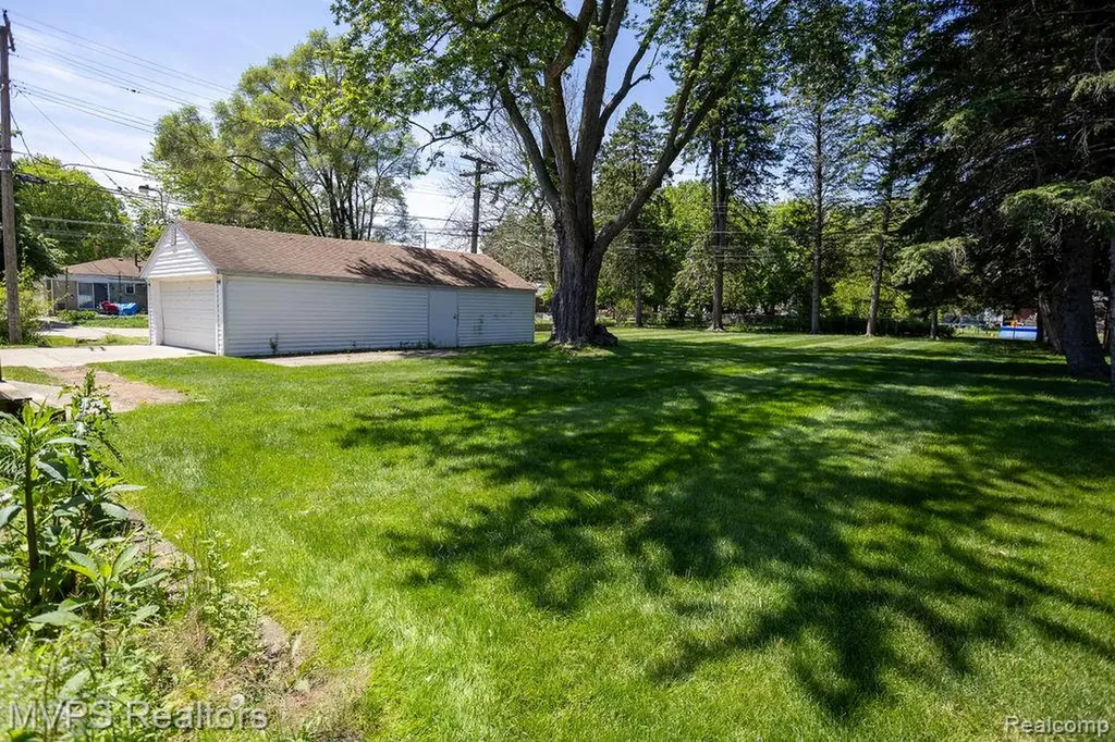 33033 Edgegrove Fraser City MI 48026