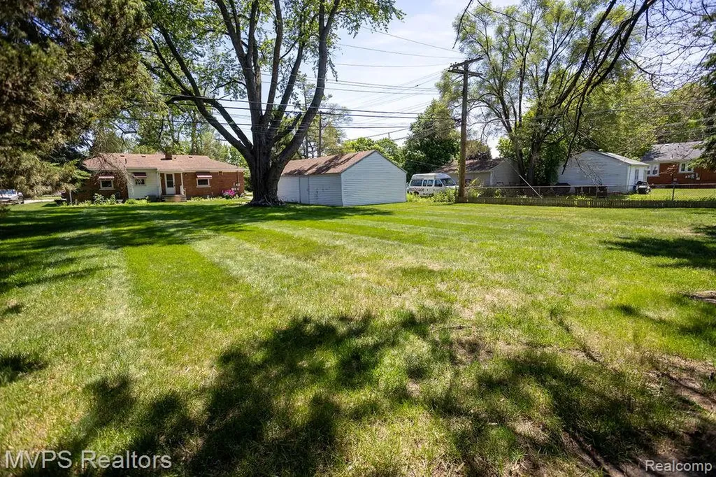 33033 Edgegrove Fraser City MI 48026