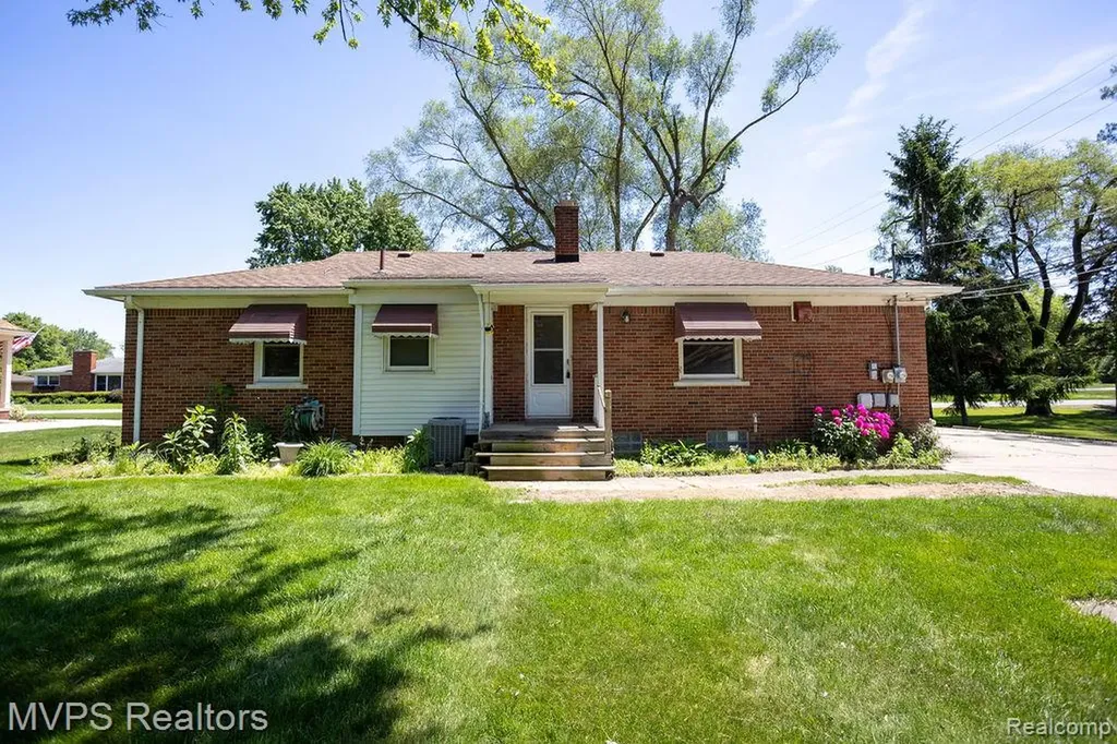 33033 Edgegrove Fraser City MI 48026