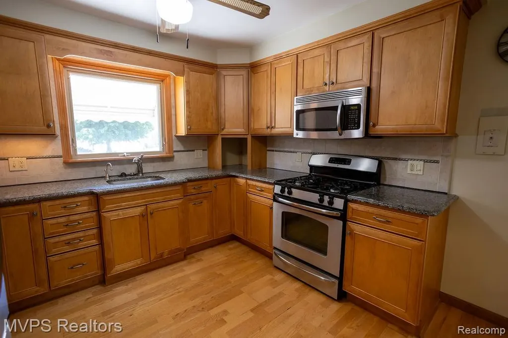 33033 Edgegrove Fraser City MI 48026