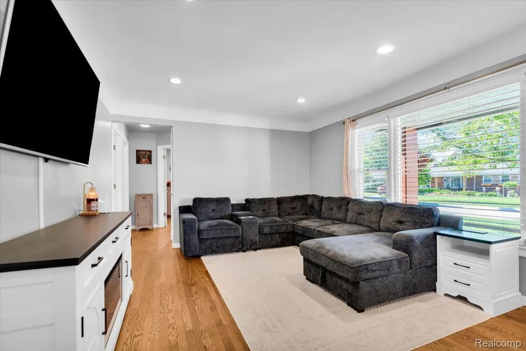 29535 Barkley Street Livonia City MI 48154