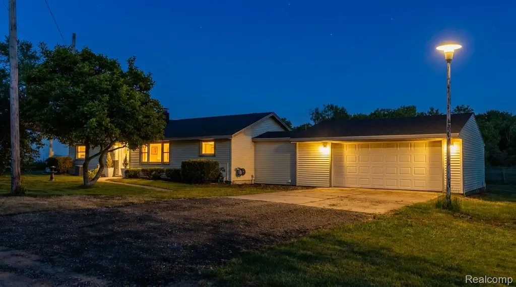 11560 Island Ct Court Hartland Township MI 48353