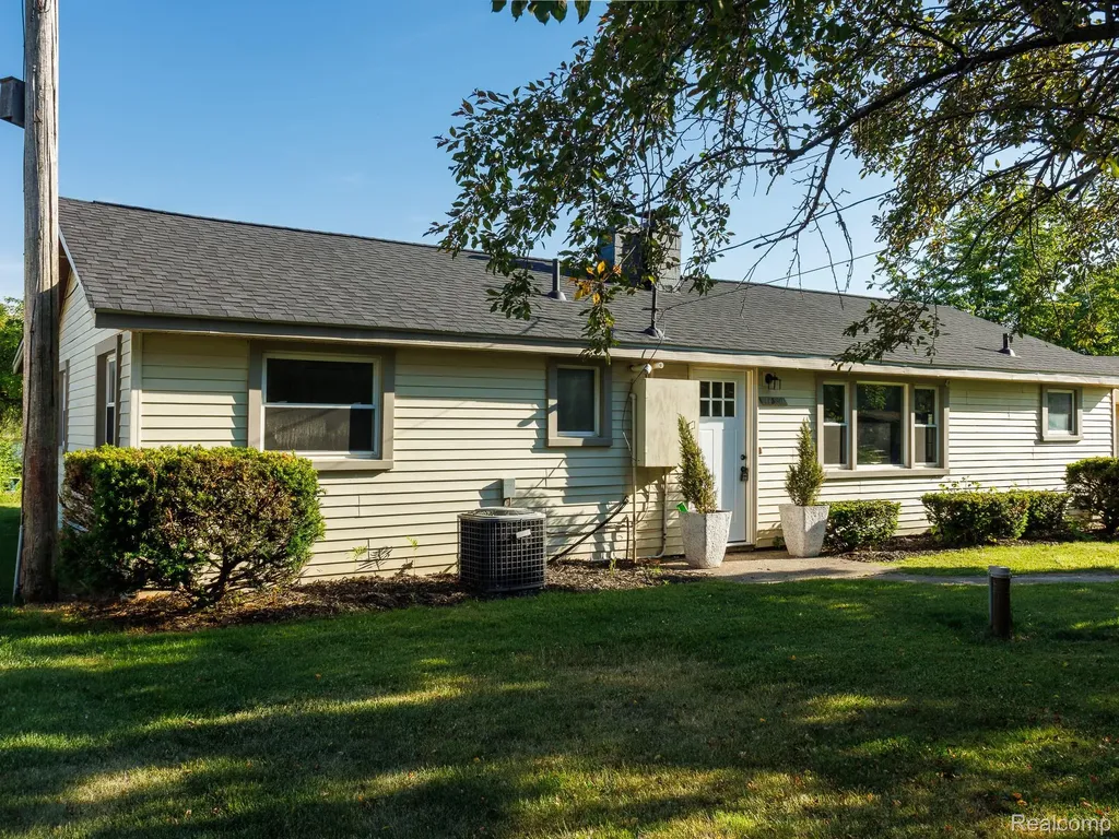 11560 Island Ct Court Hartland Township MI 48353