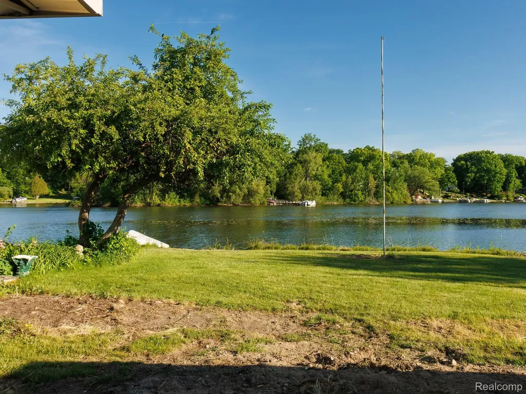 11560 Island Ct Court Hartland Township MI 48353