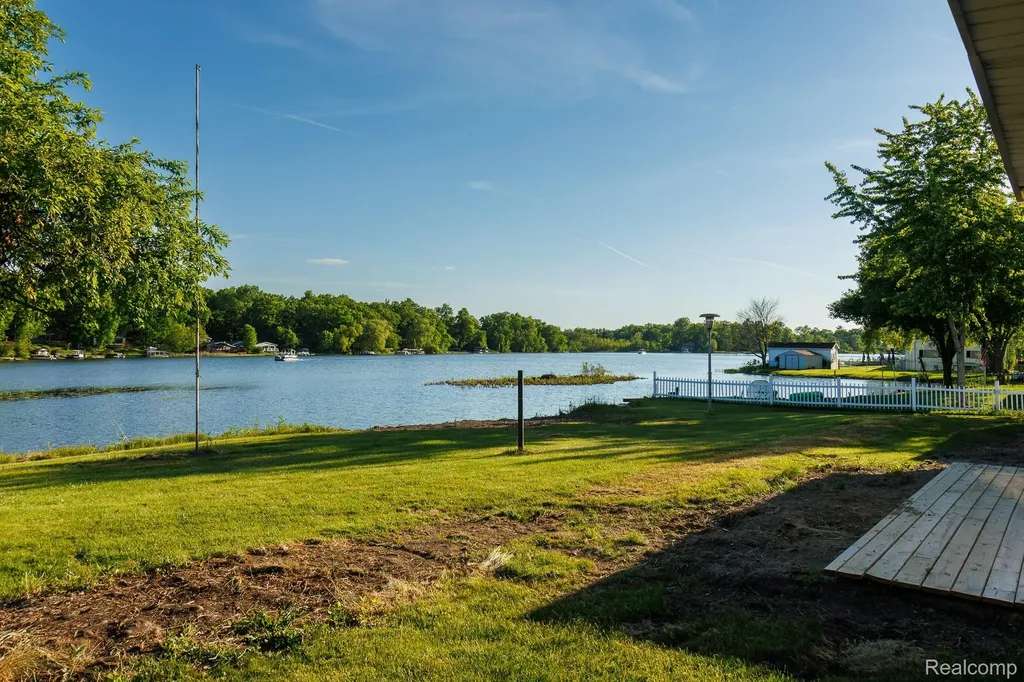 11560 Island Ct Court Hartland Township MI 48353