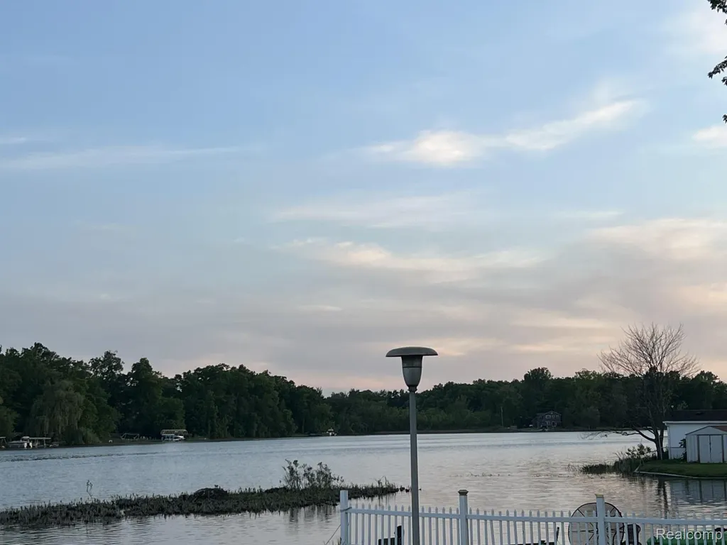 11560 Island Ct Court Hartland Township MI 48353