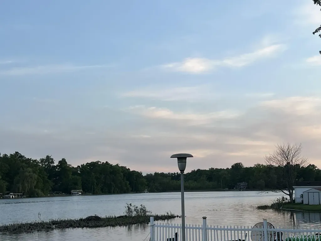 11560 Island Ct Court Hartland Township MI 48353