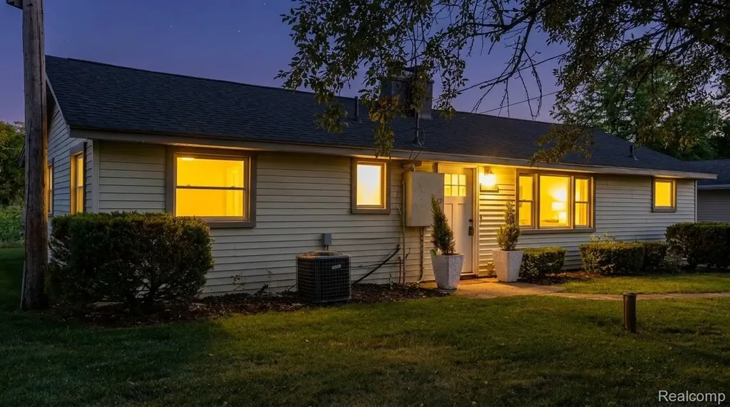 11560 Island Ct Court Hartland Township MI 48353